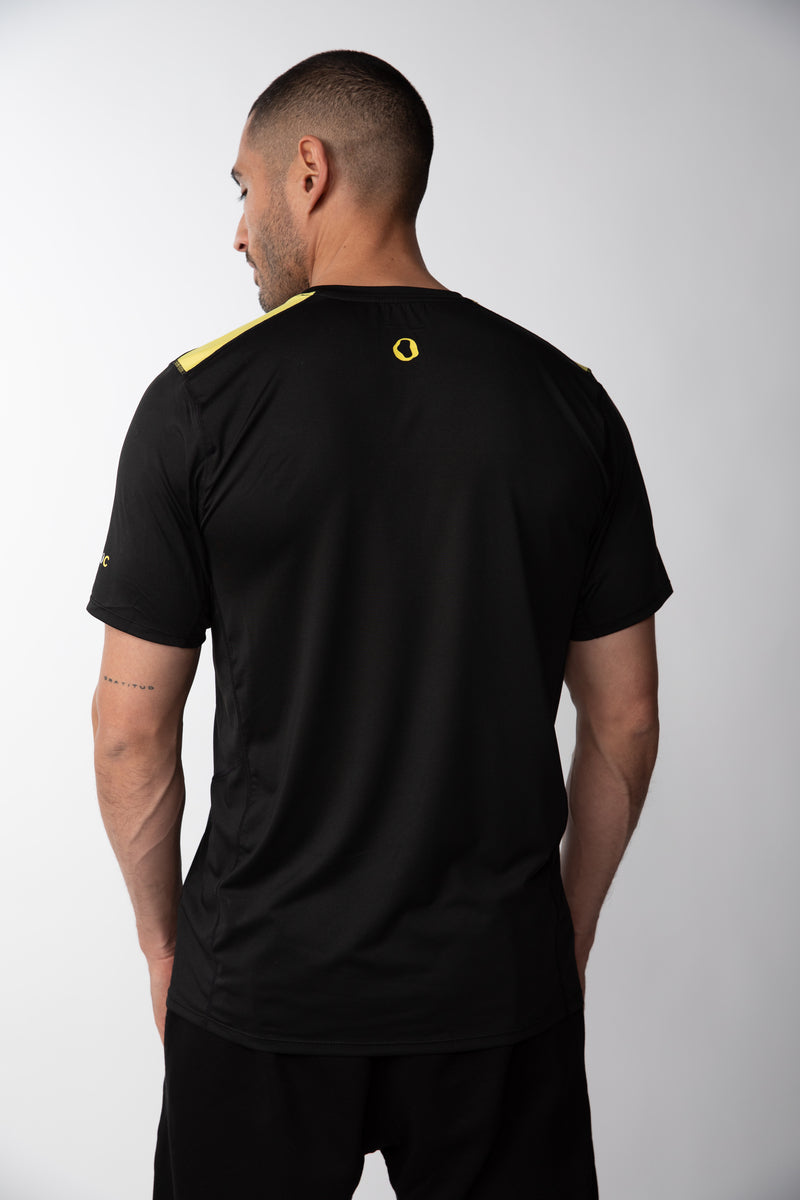 Polera deportiva cortes Hombre - Negro/Amarillo